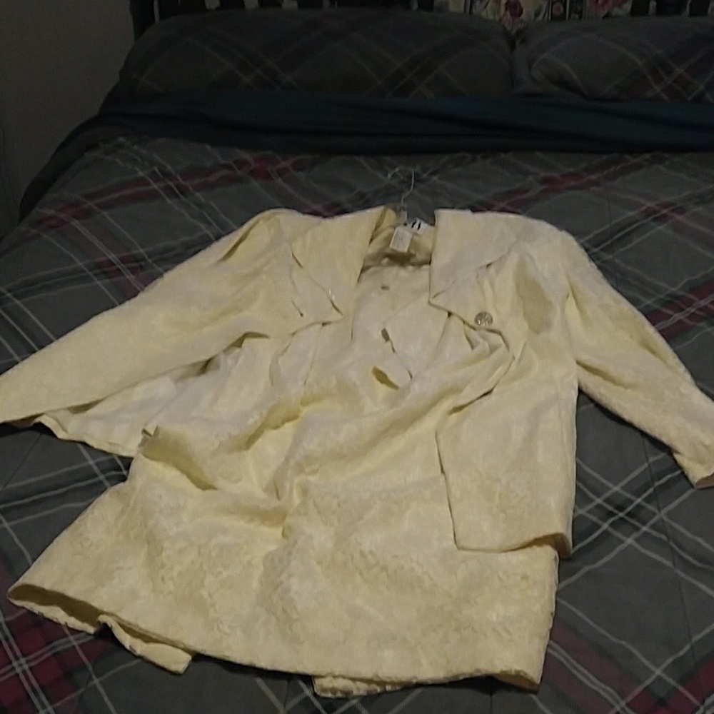Skirt suit
